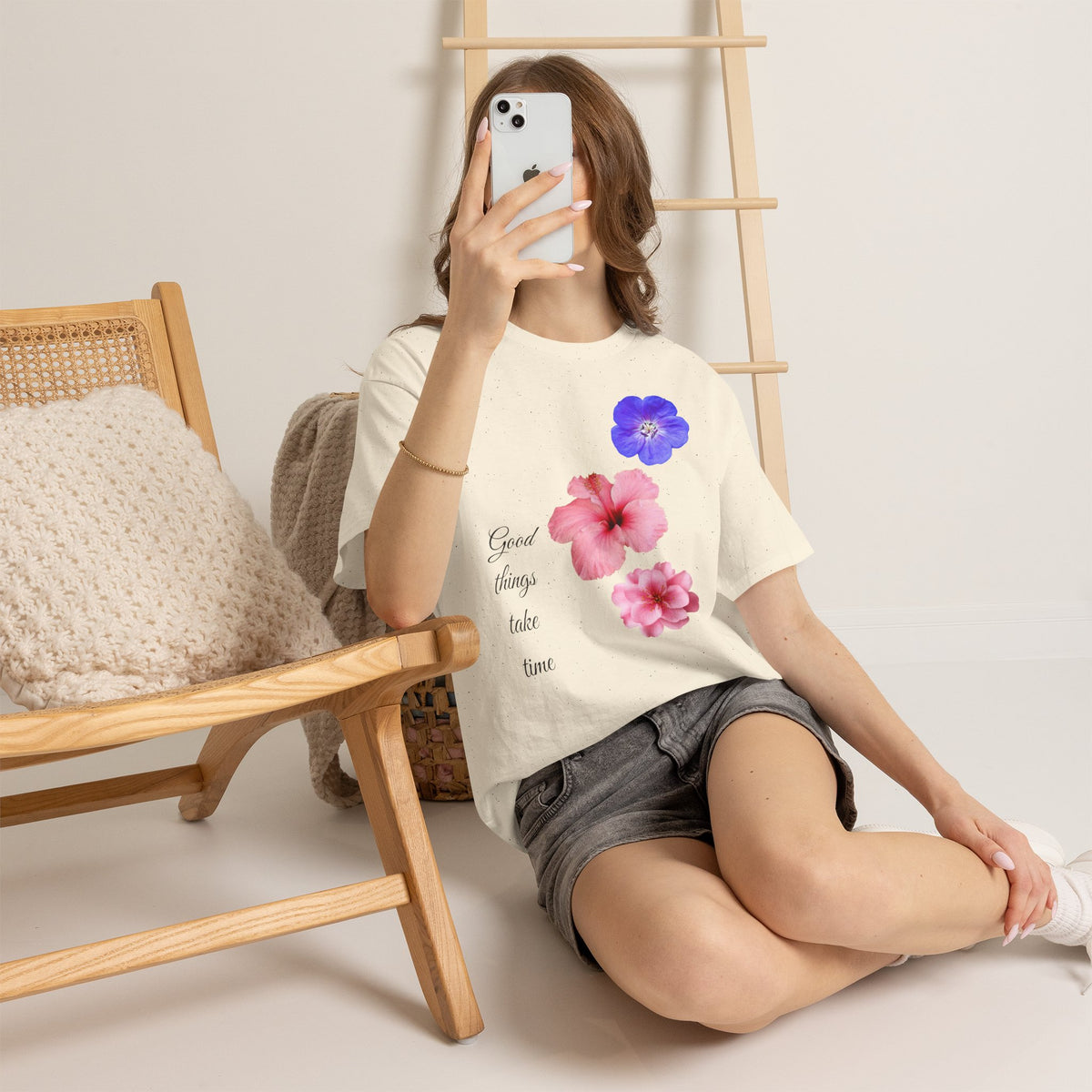 Tricou Floral Acuarelă — Tricou cu Hibiscus Roz și Mov „Lucrurile bune necesită timp”