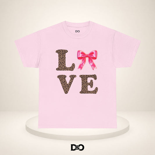 Liebe Leopardenmuster Tee mit Pinkem Bogen — Süßes Valentinstag Grafik T-Shirt
