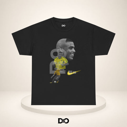 Fußballlegende Grafik-Tee — R9 Porträt mit gelbem Trikot & Nike Swoosh