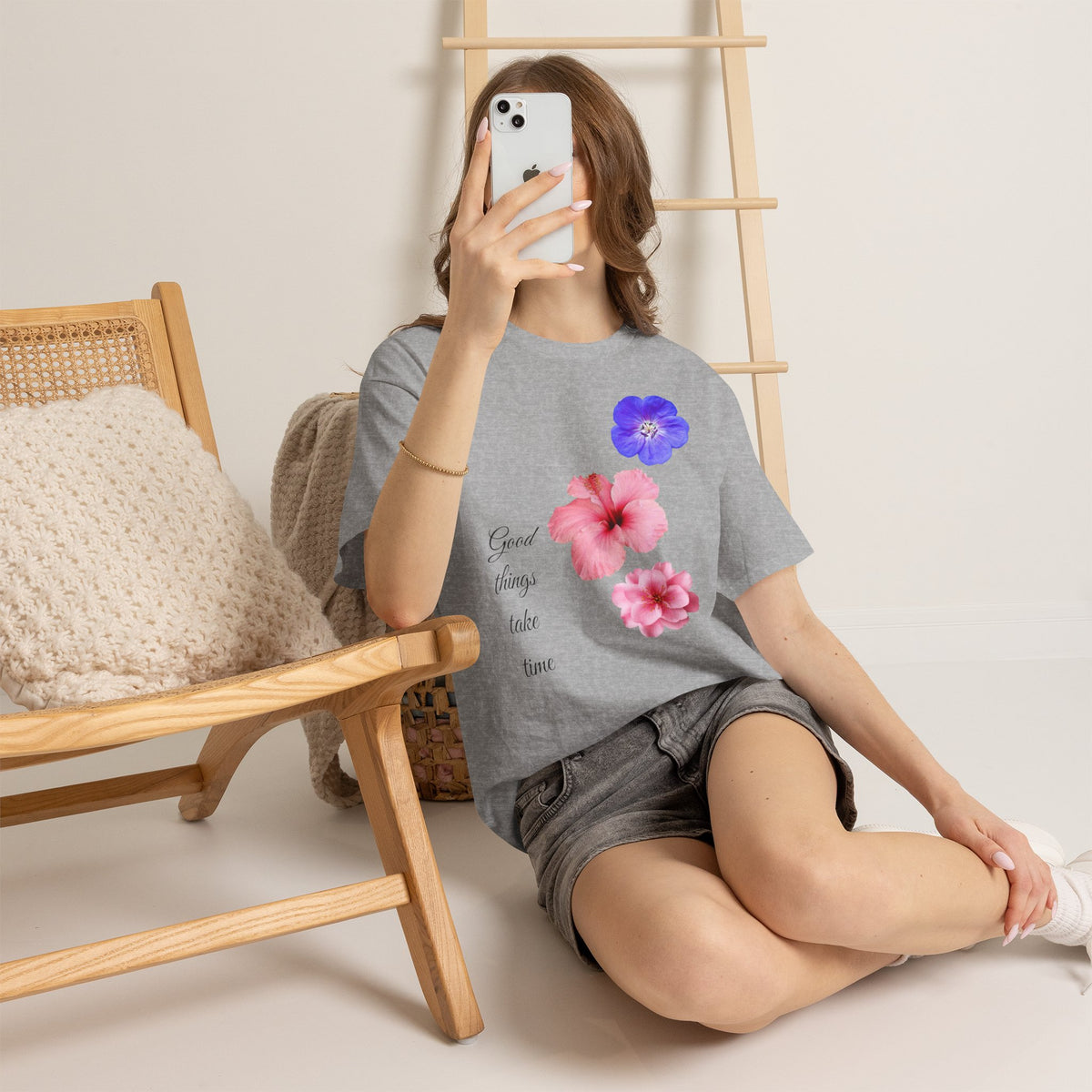Tricou Floral Acuarelă — Tricou cu Hibiscus Roz și Mov „Lucrurile bune necesită timp”