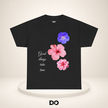 Tricou Floral Acuarelă — Tricou cu Hibiscus Roz și Mov „Lucrurile bune necesită timp”