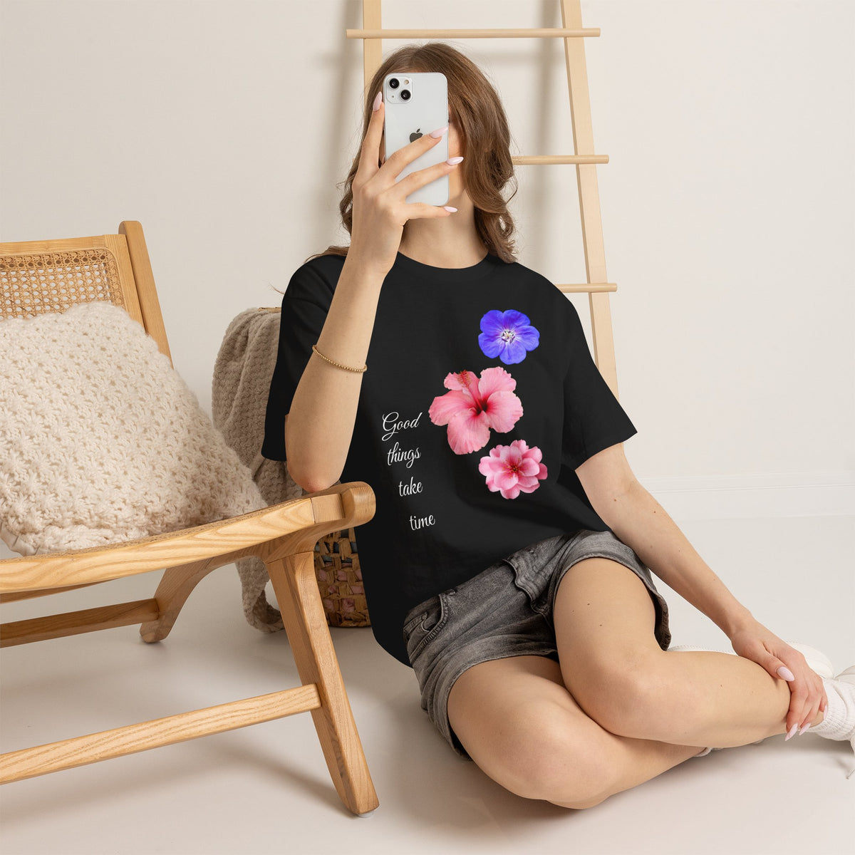 Tricou Floral Acuarelă — Tricou cu Hibiscus Roz și Mov „Lucrurile bune necesită timp”