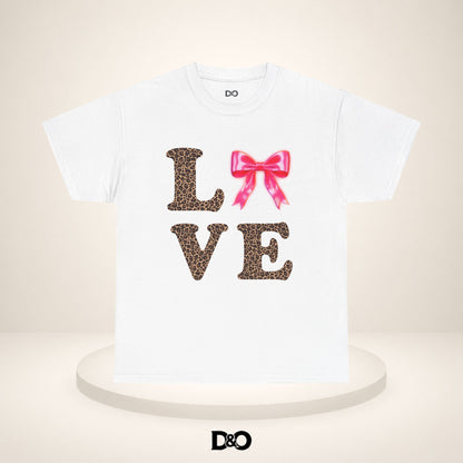 Liebe Leopardenmuster Tee mit Pinkem Bogen — Süßes Valentinstag Grafik T-Shirt