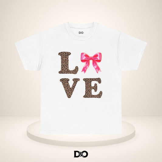 Liebe Leopardenmuster Tee mit Pinkem Bogen — Süßes Valentinstag Grafik T-Shirt