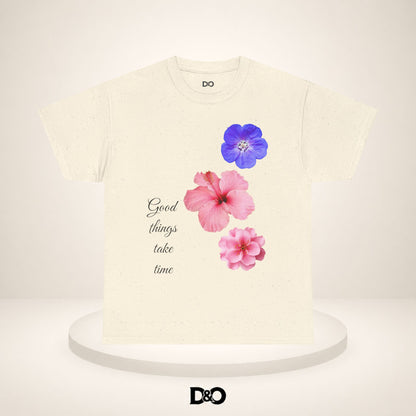 Tricou Floral Acuarelă — Tricou cu Hibiscus Roz și Mov „Lucrurile bune necesită timp”