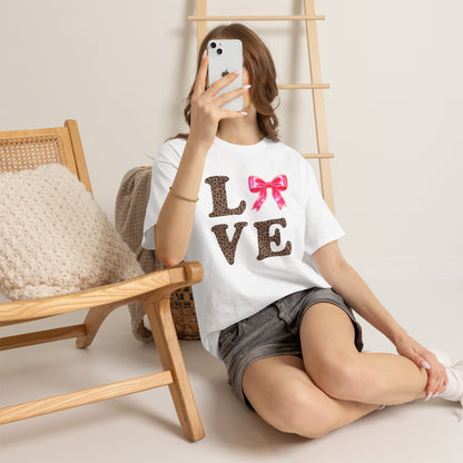 Liebe Leopardenmuster Tee mit Pinkem Bogen — Süßes Valentinstag Grafik T-Shirt