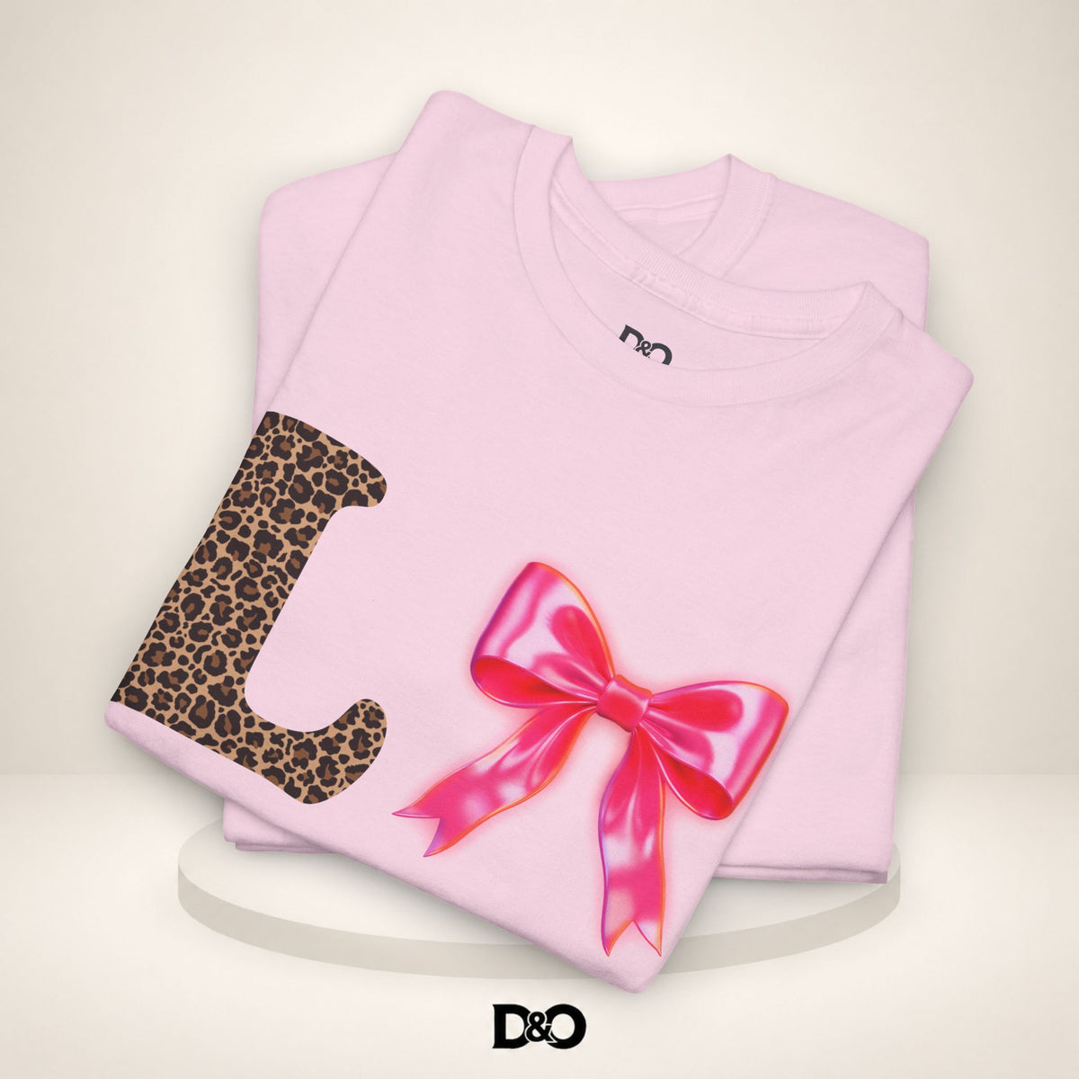 Liebe Leopardenmuster Tee mit Pinkem Bogen — Süßes Valentinstag Grafik T-Shirt