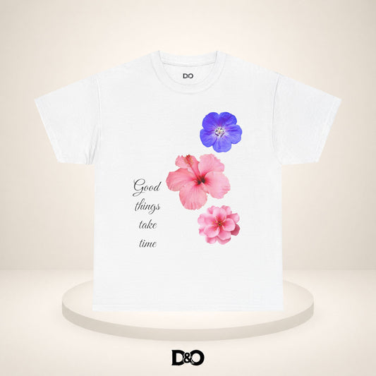 Florales Aquarell Tee — 'Gute Dinge brauchen Zeit' Pink & Lila Hibiskus T-Shirt