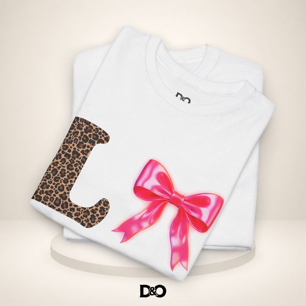 Liebe Leopardenmuster Tee mit Pinkem Bogen — Süßes Valentinstag Grafik T-Shirt