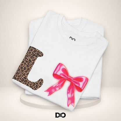 Liebe Leopardenmuster Tee mit Pinkem Bogen — Süßes Valentinstag Grafik T-Shirt