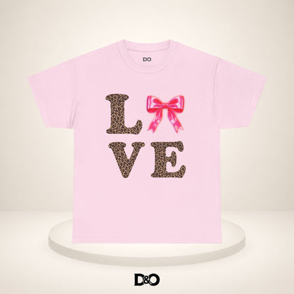 Liebe Leopardenmuster Tee mit Pinkem Bogen — Süßes Valentinstag Grafik T-Shirt