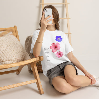 Tricou Floral Acuarelă — Tricou cu Hibiscus Roz și Mov „Lucrurile bune necesită timp”